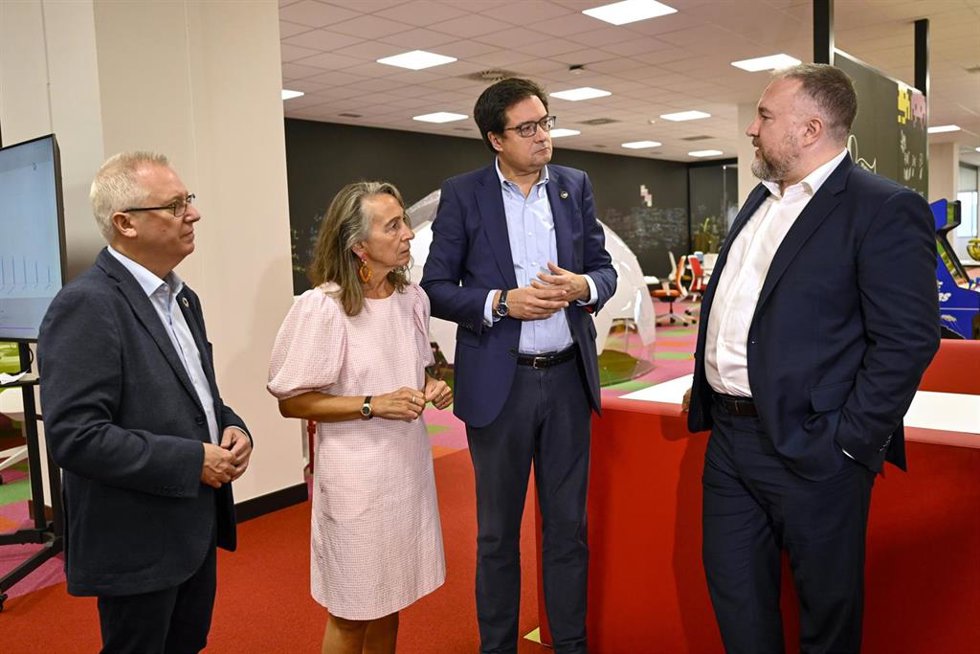 Archivo - El ministro para la Transformación Digital y de la Función Pública, Óscar López (2d), junto al director de Multiverse Computing, Román Orús (1d), y la delegada del Gobierno en Euskadi, Marisol Garmendia (2i), durante una visita a la empresa Mult