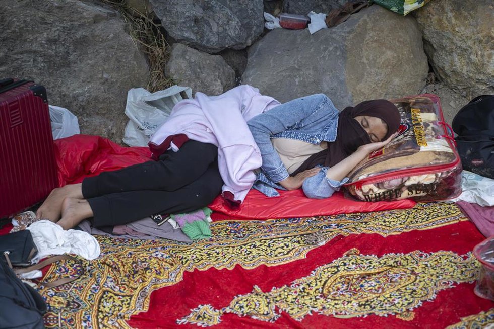 Una mujer migrante espera a las puertas del Centro Ecuestre la Hípica de Ceuta, a 3 de septiembre de 2026.