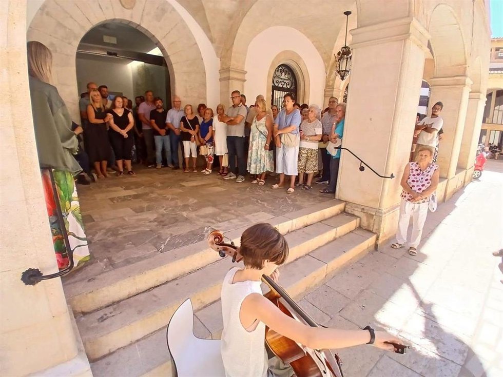 Acto del minuto de silencio frente al Ayuntamiento de Felanitx por el fallecimiento de una mujer por el temporal del pasado miércoles.