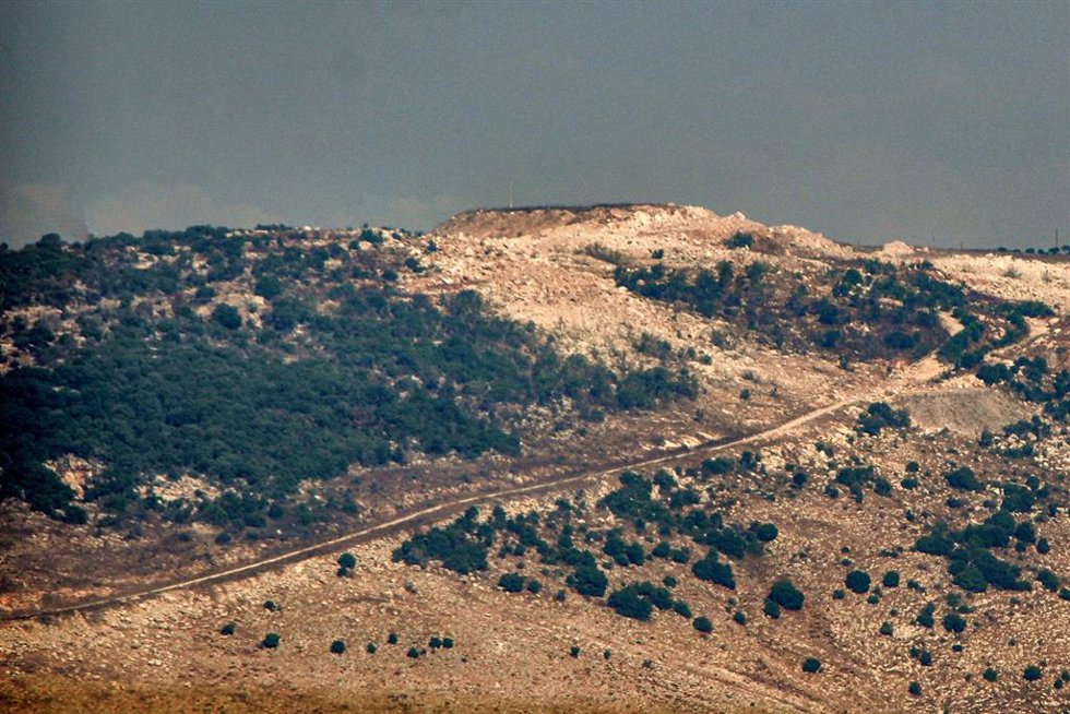 Cráteres en la cresta de Ali Taher tras la voladura por parte del Ejército de una red de túneles del partido-milicia chií Hezbolá