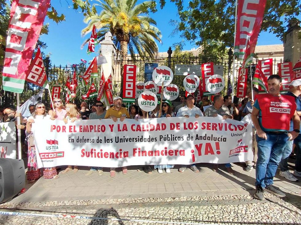 La Federación de Enseñanza de CCOO de Andalucía se ha concentrado para reclamar una financiación pública justa que permita mejorar la situación de las universidades públicas.