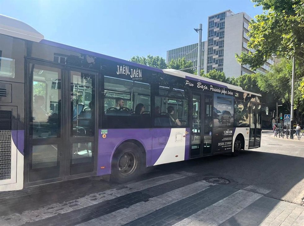 Archivo - Un autobús urbano de Jaén a su paso por la plaza de las Batallas.