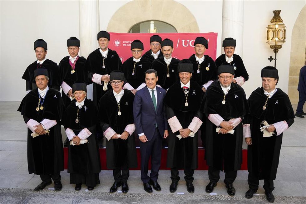 El presidente de la Junta de Andalucía, Juanma Moreno (c) en una foto de familia junto a los rectores de las universidades andaluzas en el acto de apertura del curso 2026-2027. A 11 de septiembre de 2026, en Granada (Andalucía, España). Las universidades 