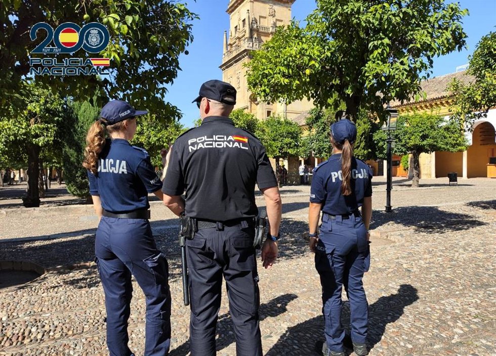 Las dos policías polacas junto a un agente de la Policía Nacional.