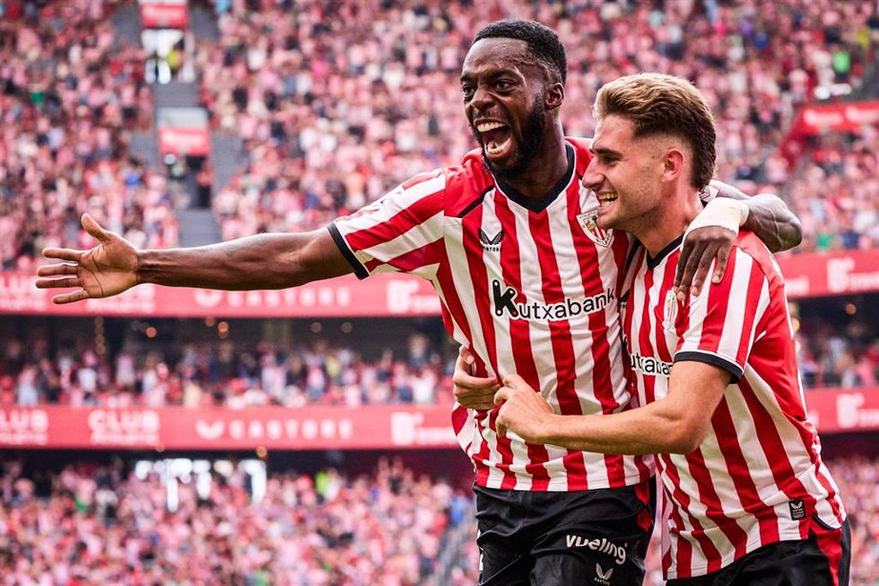 Los jugadores Iñaki Williams y Robert Navarro celebrando la victoria del Athletic Club frente al Atlético de Madrid en el encuentro de LaLiga EA Sports.