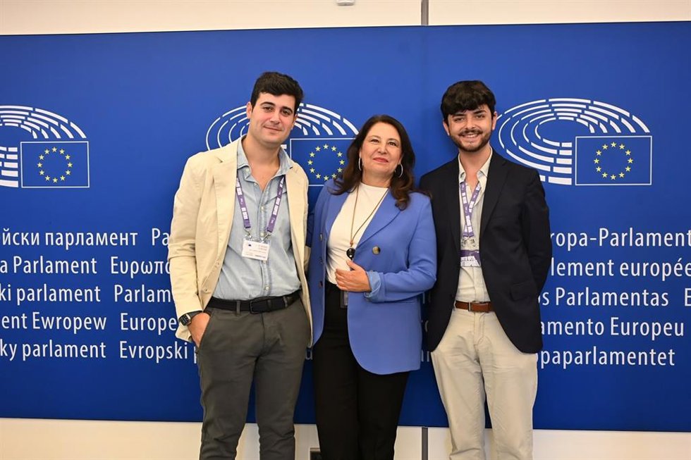 Representantes de Nuevas Generaciones de Córdoba con la eurodiputada andaluza Carmen Crespo en el Parlamento Europeo, en el marco de la Youth Week del Partido Popular Europeo (EPP).