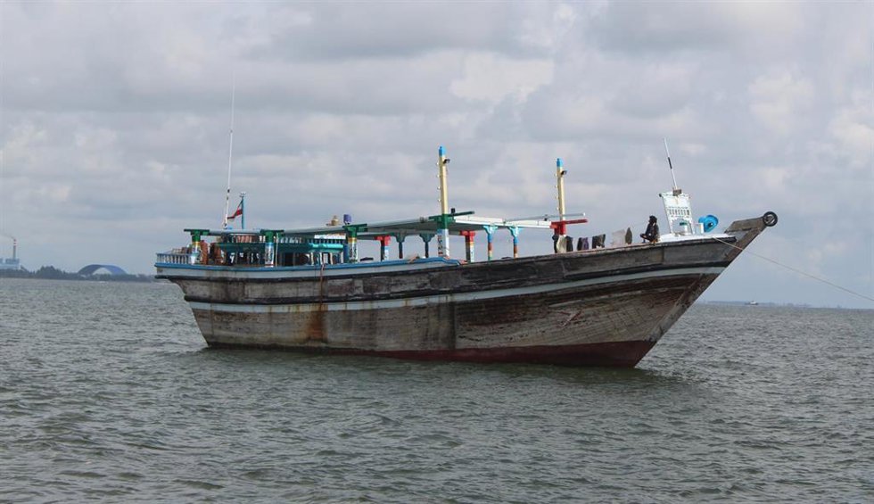 Archivo - Un pesquero con bandera de Irán varado en aguas de Aceh, Indonesia