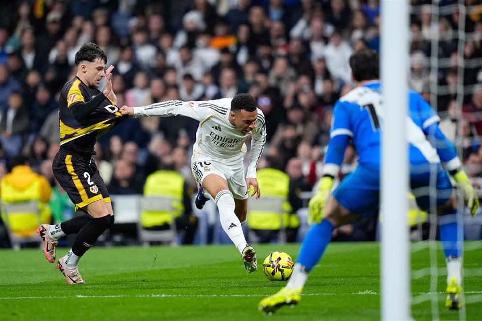Archivo - Kylian Mbappe y Andrei Ratiu durante el Real Madrid-Rayo Vallecano de LaLiga EA Sports 25-26