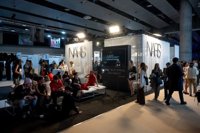 NARS y Mercedes-Benz Fashion Week Madrid reconocen el talento y la creatividad que impulsan la moda española.
