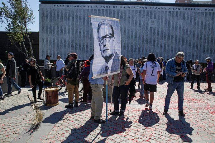 6 de setembro de 2026, Santiago, Chile: SANTIAGO, CHILE – 6 DE SETEMBRO DE 2026: Milhares de pessoas participam de uma peregrinação ao cemitério geral em comemoração ao 53º aniversário do golpe cívico-militar no domingo, 6 de setembro de 2026, em Santiago