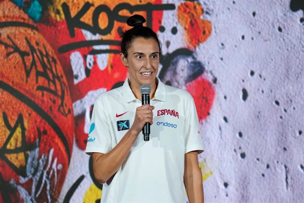 Alba Torrens, atendiendo a la prensa.