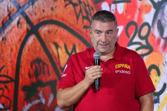 Miguel Mendez, técnico da seleção espanhola, participa da cerimônia de despedida da seleção espanhola feminina de basquete antes da Copa do Mundo Feminina de Basquete da FIBA 2026, em Berlim, na sede da Endesa, em 31 de agosto de 2026, em Madri, Espanha.
