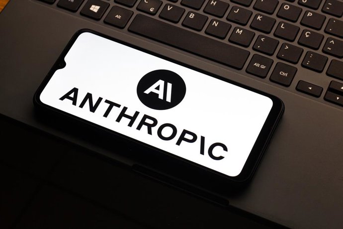 27 de agosto de 2026, Canadá: Nesta ilustração fotográfica, o logotipo da Anthropic AI aparece exibido na tela de um smartphone.