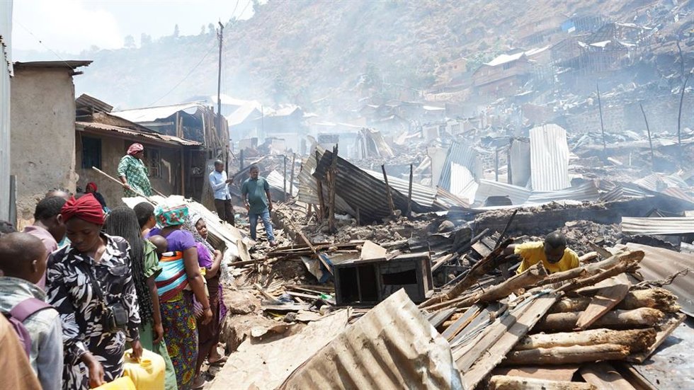 Humo y restos tras un incendio registrado en un barrio de Bukavu, capital de Kivu Sur, en el que han muerto 26 menores
