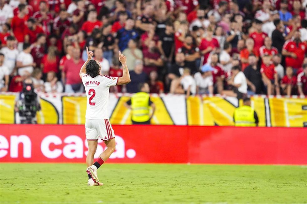 Juan Iglesias celebra su gol en el Sevilla FC-Valencia CF de LaLiga EA Sports 26-27