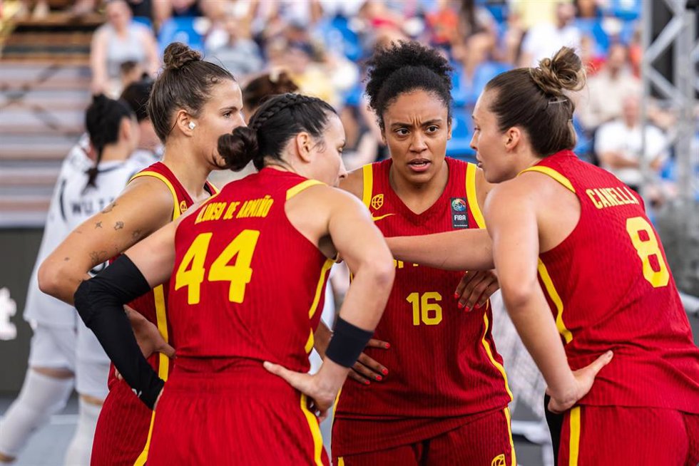La selección femenina de 3x3 durante una competición