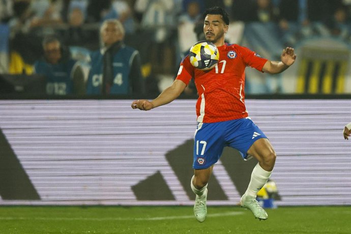 Futbol, Chile vs Argentina. Eliminatorias al mundial de la Fifa 2026. El jugador de la seleccion chilena Gabriel Suazo es fotografiado durante un partido clasificatorio al mundial de 2026 contra Argentina disputado en el estadio Nacional de Santiago,