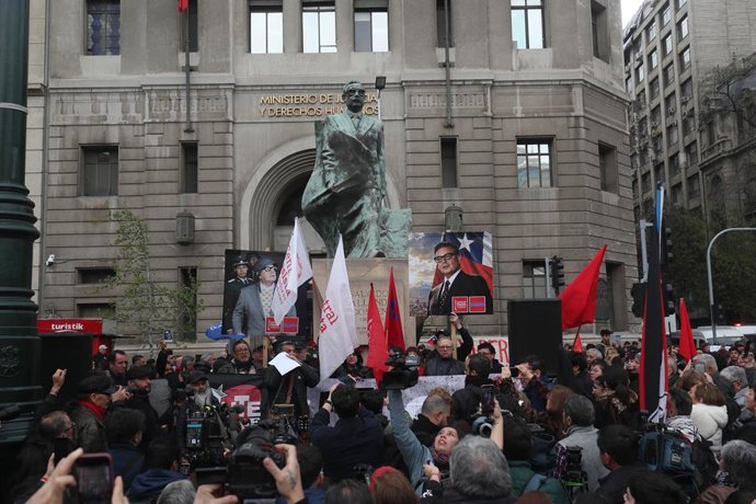 Santiago, 11 de septiembre de 2026 Partidos de la oposición marchan hasta la Plaza de la Constitucion para dejar ofrendas florales al ex Presidente Salvador Allende. Carlos Santibanez/Aton Chile