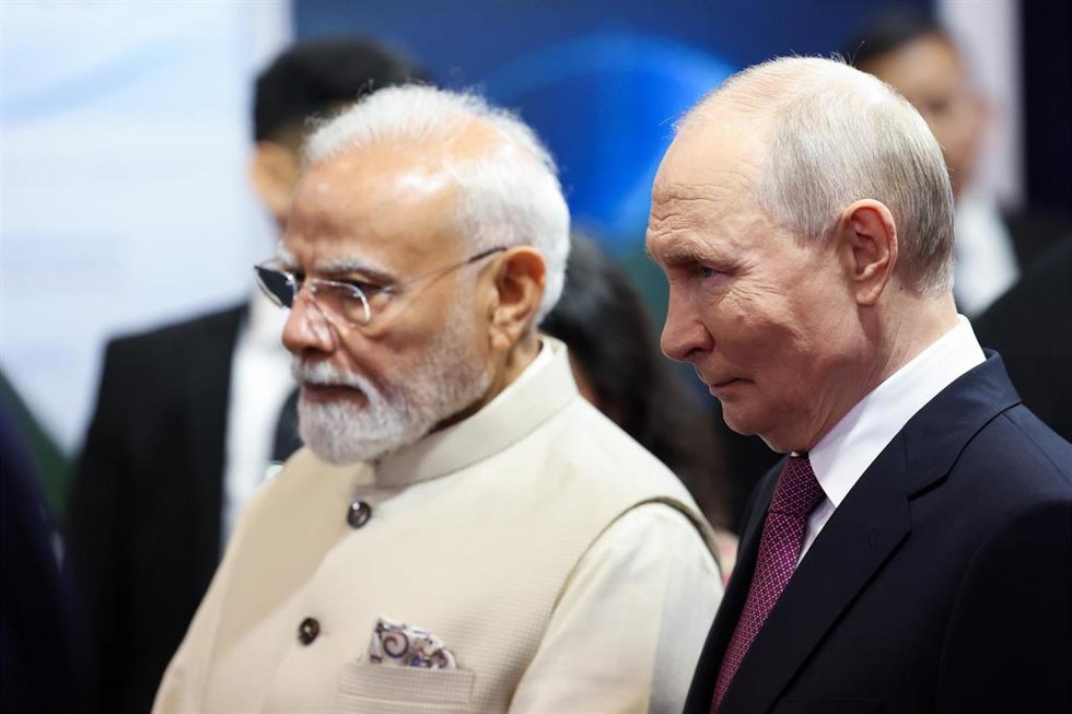  El presidente ruso, Vladímir Putin (D), y el primer ministro indio, Narendra Modi (I)