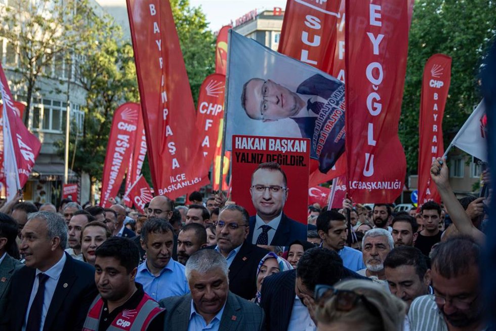 Archivo - Manifestación en apoyo al exalcalde de Estambul, Ekrem Imamoglu, tras su arresto
