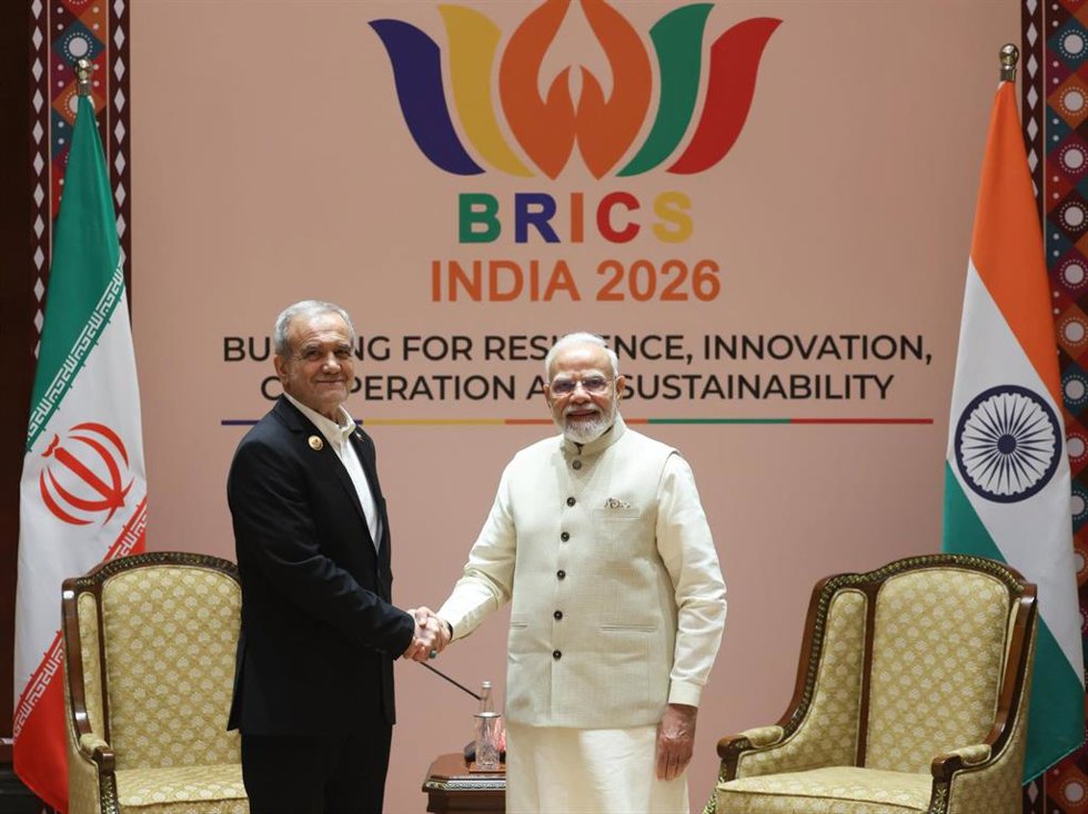 Archivo - El presidente de Irán, Mazoud Pezeshkian, y el primer ministro indio, Narendra Modi, durante la cumbre de los BRICS en Nueva Delhi