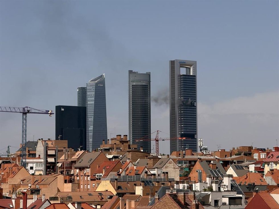 Archivo - (Foto De ARCHIVO) BEIJING, June 24, 2026  -- This Photo Taken On June 23, 2026 Shows Smoke Rising From Torre Moeve Tower In Madrid, Spain.