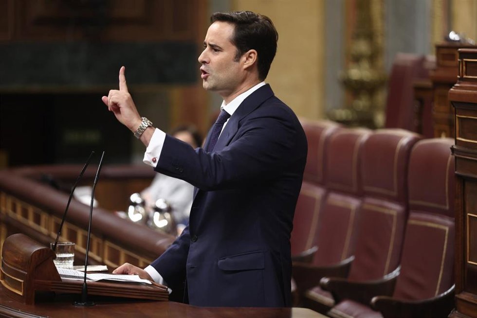 El diputado de VOX Ignacio Hoces interviene durante una sesión plenaria en el Congreso.