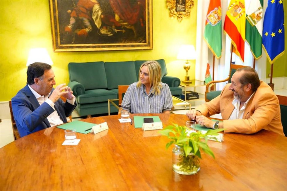 La alcaldesa, Marifrán Carazo, en una reunión con el presidente del Consejo Social, Javier de Teresa, y su coordinador técnico, Enrique Hernández Salas, para abordar un programa de difusión de las medidas de autoprotección ante seísmos.