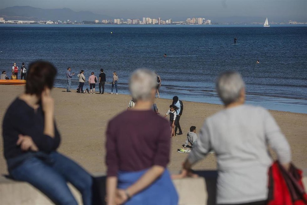 Archivo - Varias personas disfrutan del buen tiempo en la playa, en imagen de archivo. 