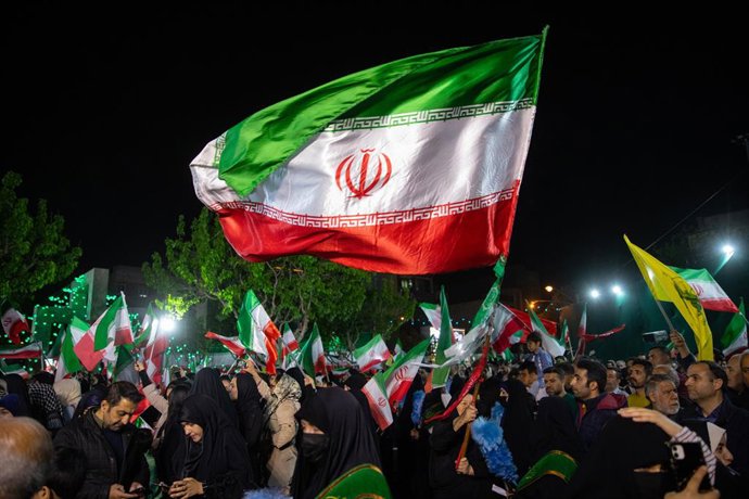 Archivo - April 20, 2026, Iran, Iran: Pro-government supporters wave national flags during a state-organised rally, amid a ceasefire in the conflict involving Iran, the United States, and Israel. Iran insisted it has no plan to attend a new round of negot
