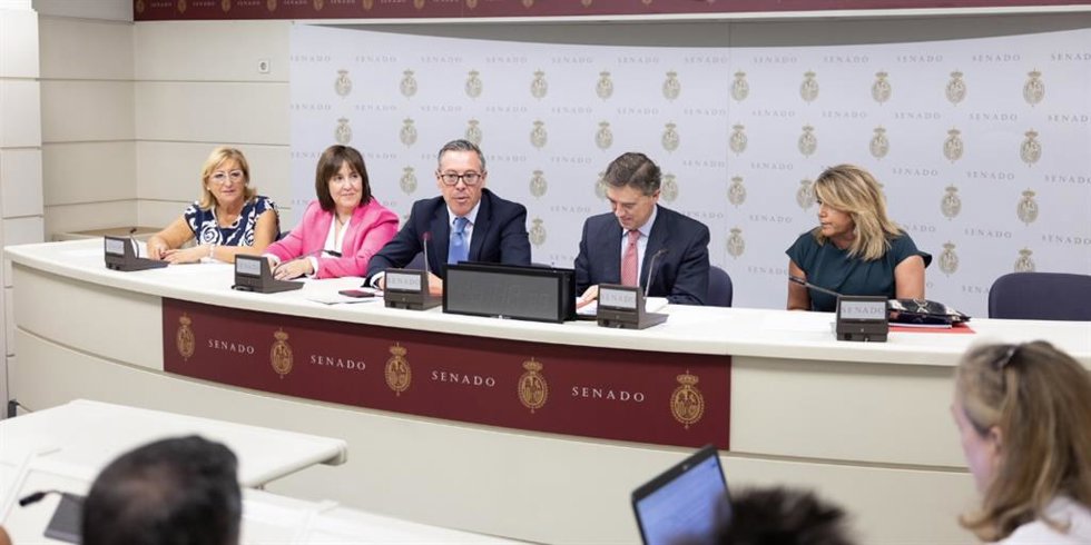 Mesa de la Comisión de Suplicatorios del Senado, que cuenta con la senadora andaluza Susana Díaz como vicepresidenta segunda.