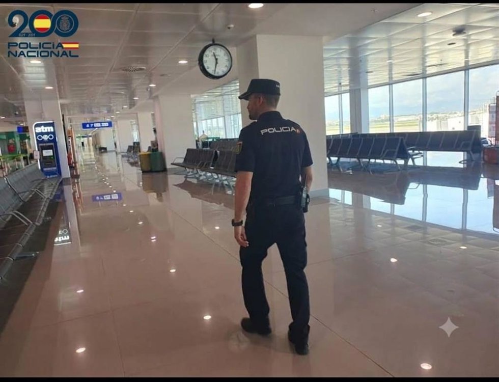 Un agente de la Policía Nacional en el aeropuerto de Palma.