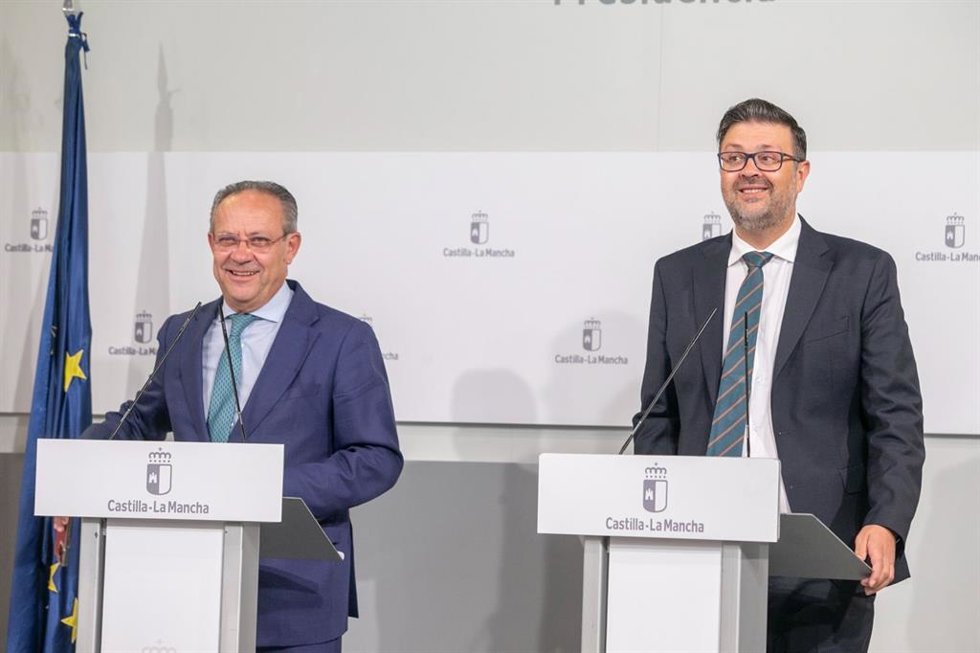 El consejero de Hacienda, Juan Alfonso Ruiz Molina, y el consejero de Educación, Amador Pastor, en rueda de prensa.