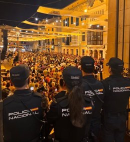 Agentes de la Policía Nacional vigilan las fiestas de Gràcia de Maó.