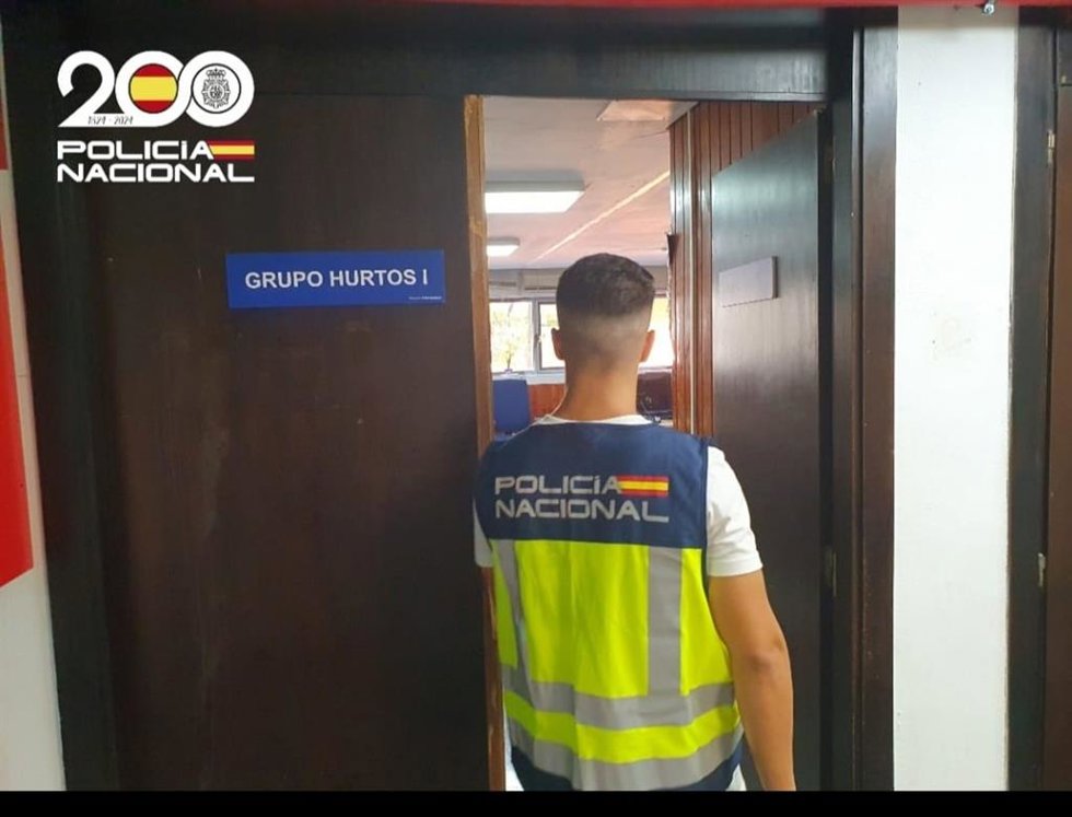Un agente de la Policía Nacional, de espaldas.