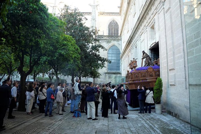 Archivo - Imágenes de la Salida Procesional de la Hermandad de la Corona en su transitar por el Patio de los Naranjos de la Catedral de Sevilla. A 27 de marzo del 2026 en Sevilla (Foto de archivo).