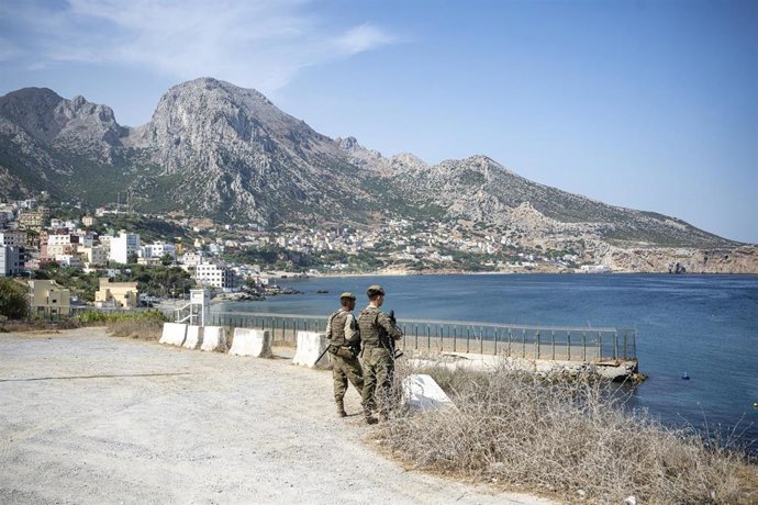 Dos militares vigilan la frontera entre España y Marruecos, a 8 de septiembre de 2026, en Ceuta