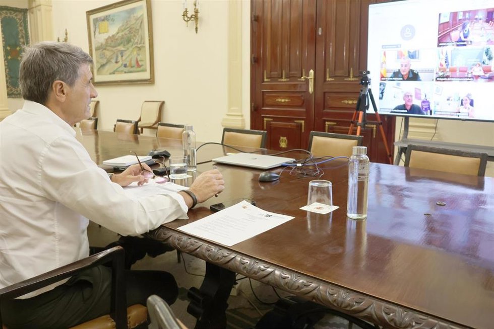 El delegado del Gobierno de España en Andalucía, Pedro Fernández, en una reunión con los responsables de las unidades contra la violencia de género de las ocho subdelegaciones provinciales.