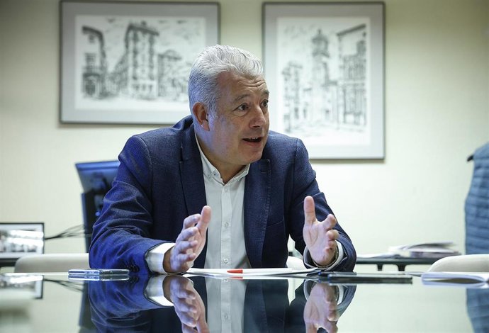 Archivo - El secretario autonómico de Educación, Daniel McEvoy, durante una entrevista con Europa Press, a 19 de diciembre de 2023, en València, Comunidad Valenciana (España). 