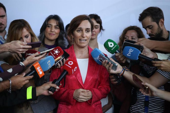 La ministra de Sanidad, Mónica García, atiende a los medios durante el debate sobre el Estado de la Región en la Asamblea de Madrid, a 11 de septiembre de 2026, en Madrid (España). La presidenta de la Comunidad de Madrid, Isabel Díaz Ayuso, reivindicó la 