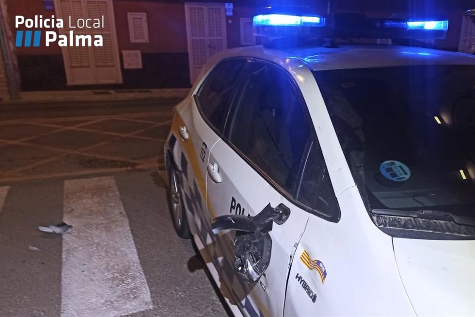 Un patinete eléctrico con dos ocupantes choca contra una patrulla policial en Palma