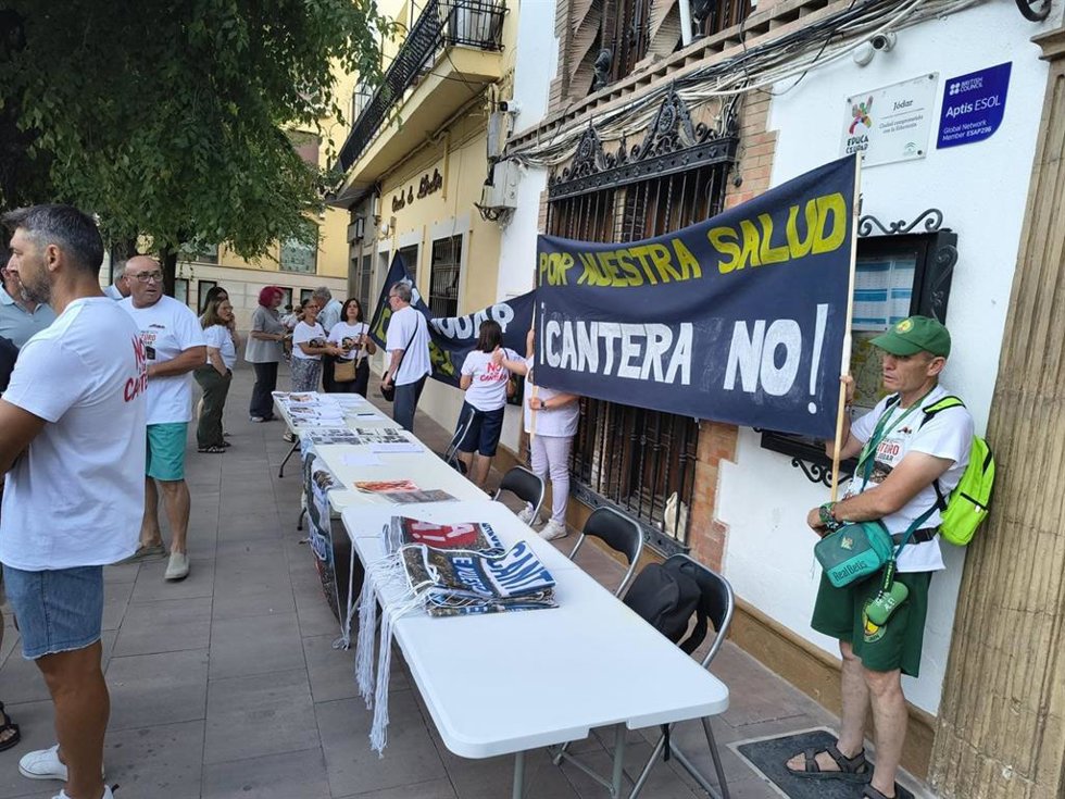 Mesa informativa en la concentración contra la cantera realizada en agosto.