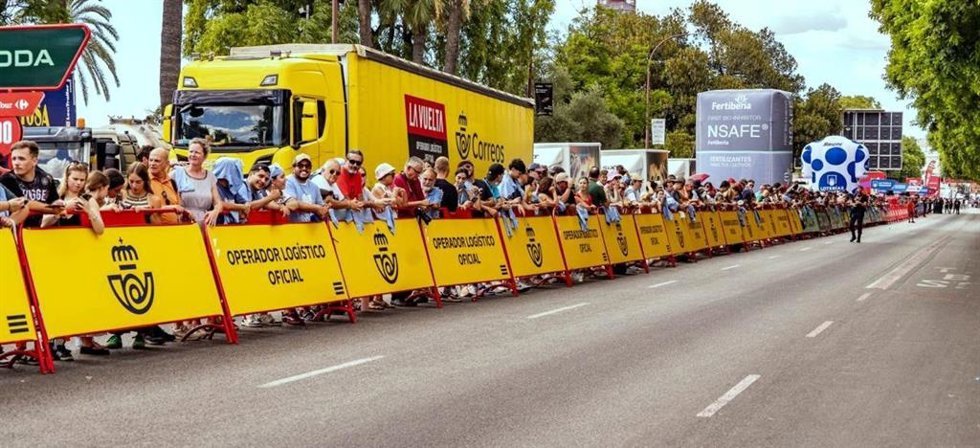 Imagen de vallas de Correos en La Vuelta Ciclista 2026.