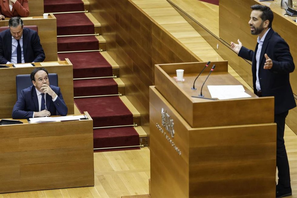 Archivo - El presidente de la Generalitat valenciana, Juanfran Pérez Llorca (i), y el síndic del PSPV-PSOE, José Muñoz (d), durante una sesión de control, en Les Corts Valencianes, a 26 de marzo de 2026, en Valencia, Comunidad Valenciana.