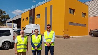 El delegado territorial de Universidad, Industria, Energía e Innovación de la Junta de Andalucía en Almería, Guillermo Casquet, visitando las instalaciones de Copyfly Print y Serrería Almeriense para conocer los proyectos de crecimiento y modernización.
