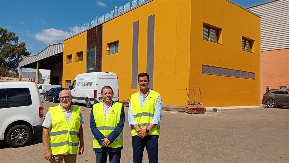 El delegado territorial de Universidad, Industria, Energía e Innovación de la Junta de Andalucía en Almería, Guillermo Casquet, visitando las instalaciones de Copyfly Print y Serrería Almeriense para conocer los proyectos de crecimiento y modernización.