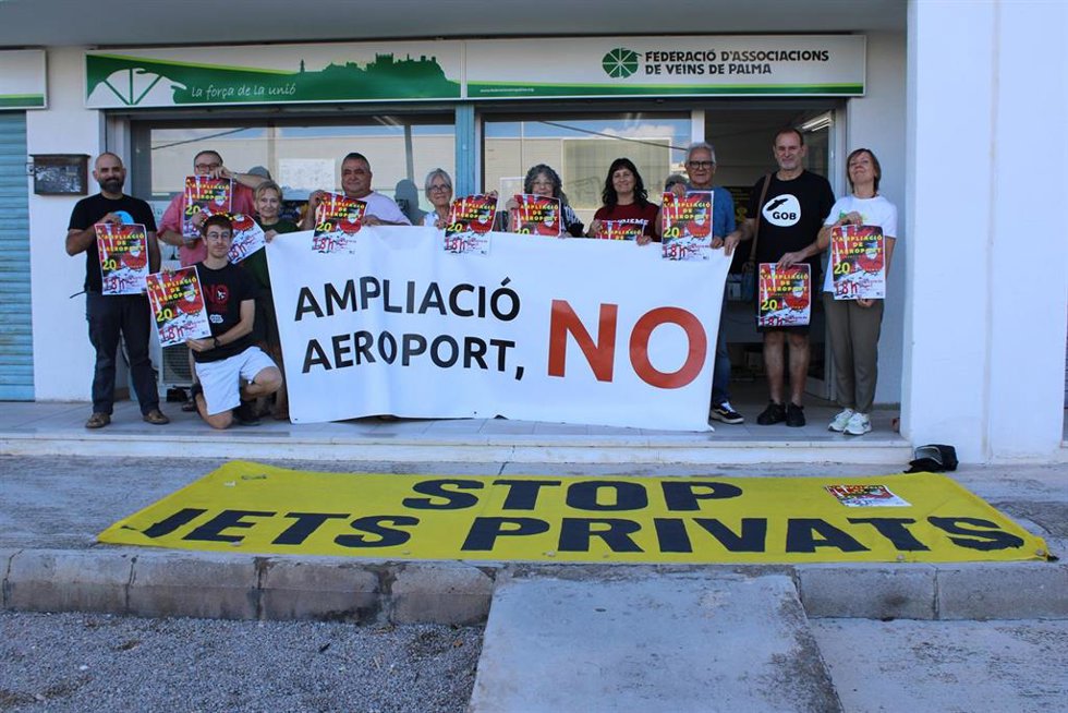 Una quincena de entidades se suman a la protesta contra la ampliación del aeropuerto de Palma