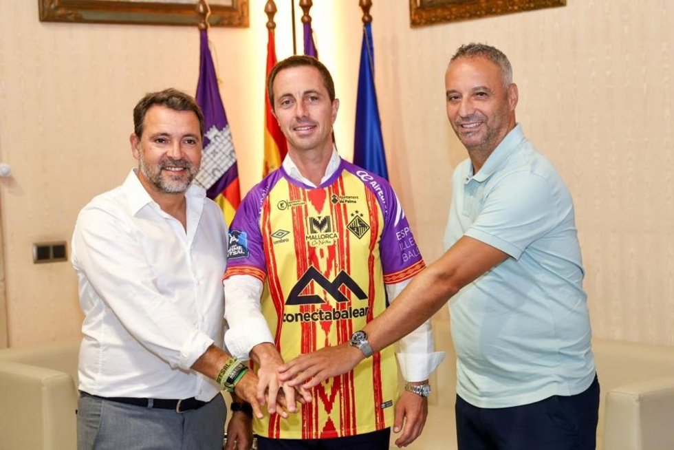 Galmés recibe la tercera equipación del Palma Futsal con motivo de la Diada de Mallorca