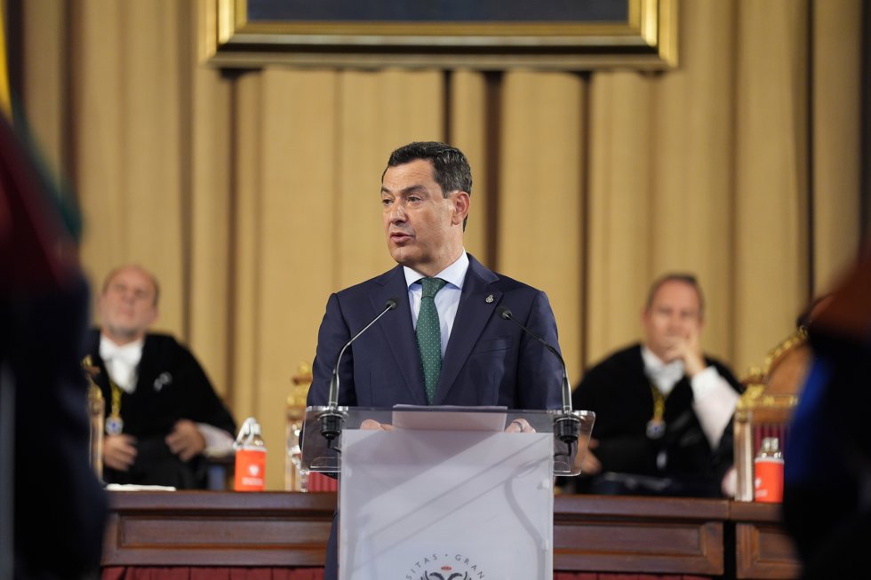 El presidente de la Junta de Andalucía, Juanma Moreno, durante su intervención en el acto de apertura. A 11 de septiembre de 2026, en Granada (Andalucía, España).