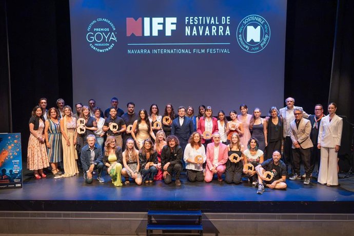 Foto de familia con los premiados en la octava edición del Navarra International Film Festival (NIFF).